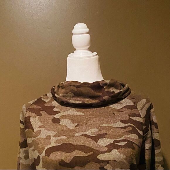 Runway Ready Couture Camo Shirt Size Large - Picture 3 of 12